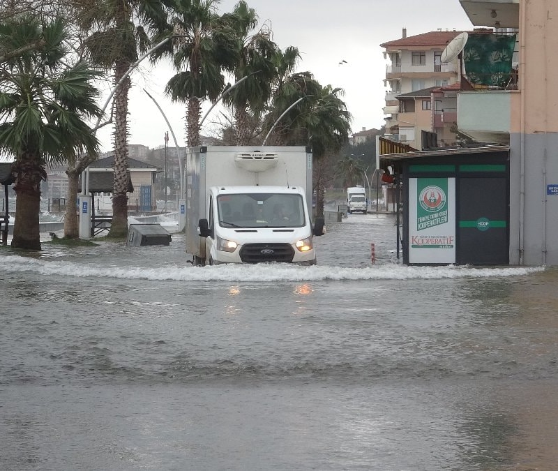 Kocaeli'de lodos sonrası yollar göle döndü