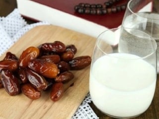 Sahurda hurma ve süt tüketmek bakın ne işe yarıyor: Sıcak suda bekletip sütün içine atın