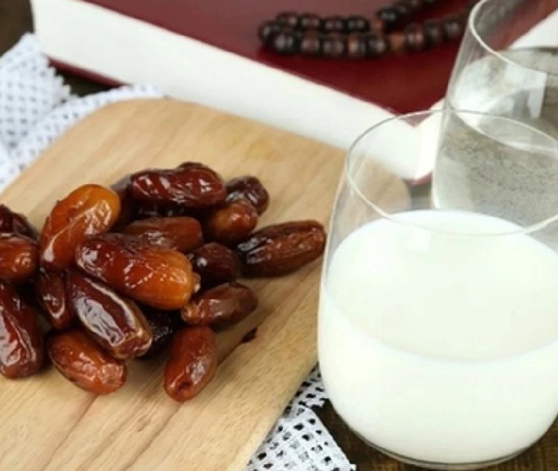 Sahurda hurma ve süt tüketmek bakın ne işe yarıyor: Sıcak suda bekletip sütün içine atın