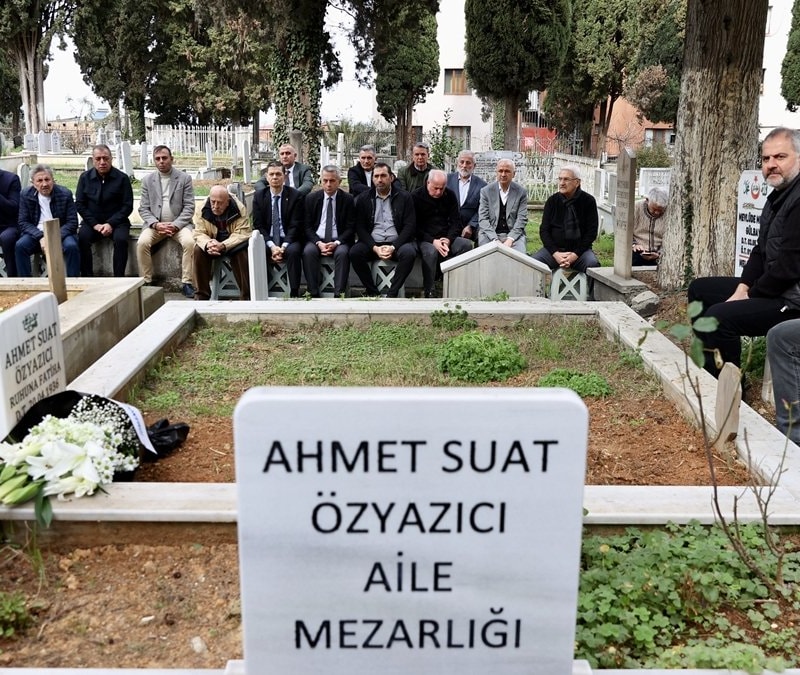 Ahmet Suat Özyazıcı, mezarı başında anıldı