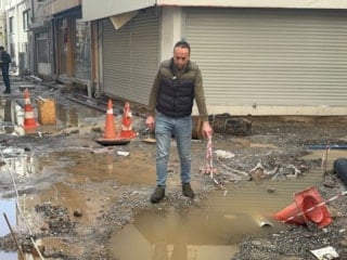 Muğla'da belediyenin çalışmaları nedeniyle iş yerini su basan esnaf isyan etti