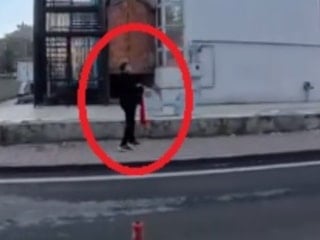 Kayseri'de 14 yaşındaki çocuk yerdeki Türk bayrağını koşarak aldı