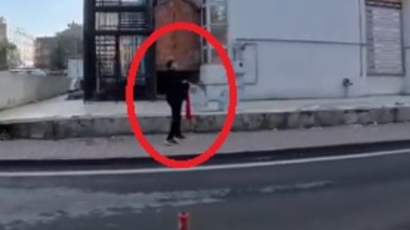 Kayseri'de 14 yaşındaki çocuk yerdeki Türk bayrağını koşarak aldı