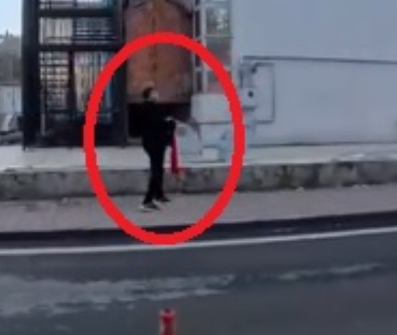 Kayseri'de 14 yaşındaki çocuk yerdeki Türk bayrağını koşarak aldı