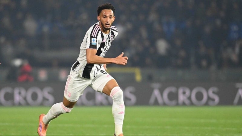 Lloyd Kelly, ırkçılığa maruz kaldı