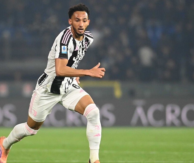 Lloyd Kelly, ırkçılığa maruz kaldı