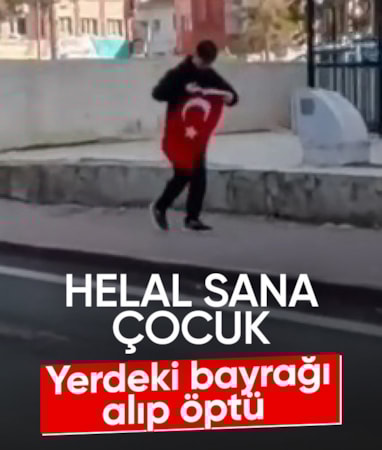 Kayseri'de 14 yaşındaki çocuk yerde gördüğü Türk bayrağını alıp öptü