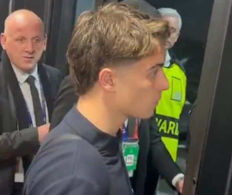 Kenan Yıldız'ın telefon duvar kağıdı gündem oldu