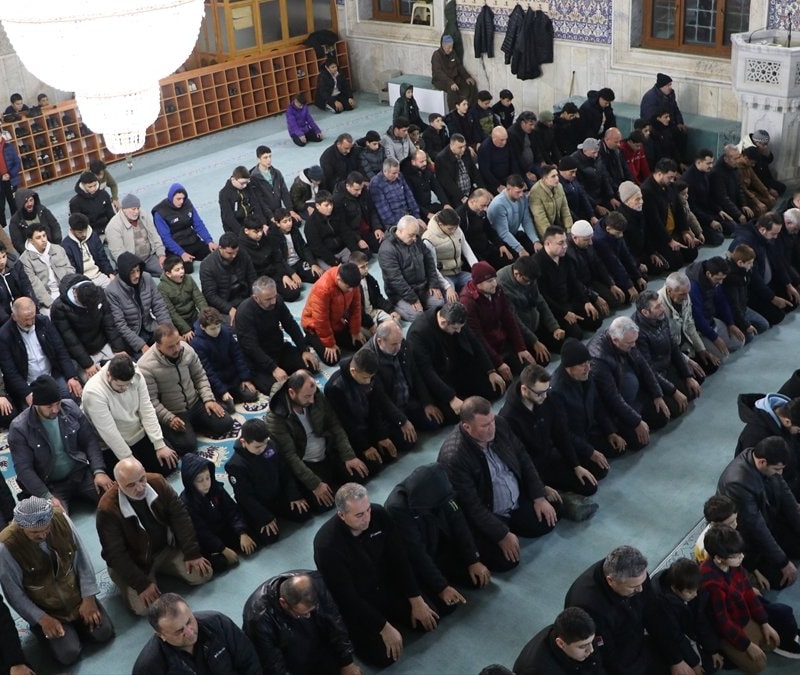 Camiler ilk teravih namazı için doldu