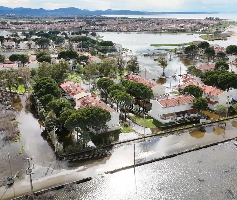 Balıkesir sokakları, sağanak yağış nedeniyle sular altında kaldı
