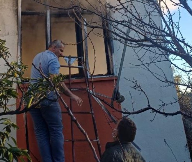 Antalya'da yanan evde yaşlı kadın can verdi