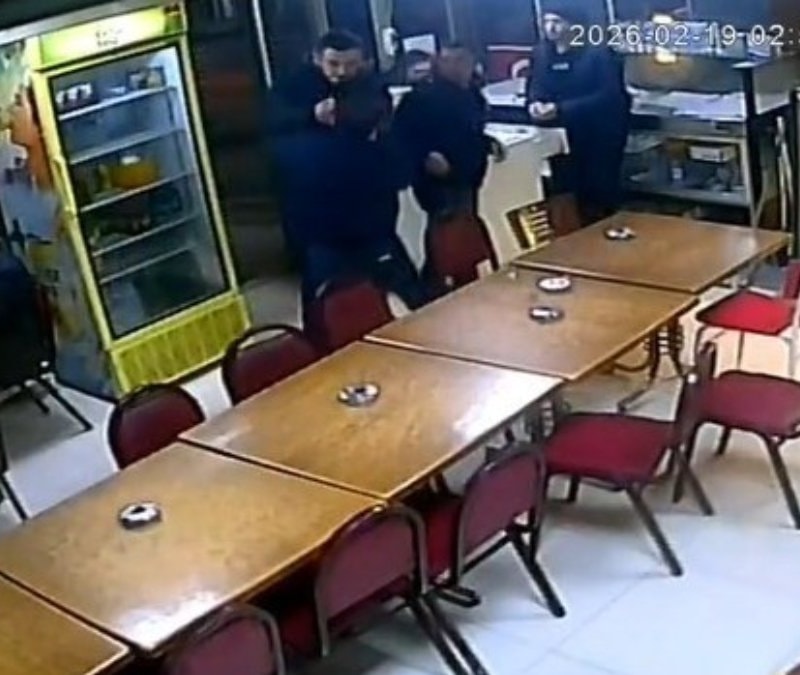 Kütahya’da çay evinde dehşet: Bıçaklı saldırı kamerada