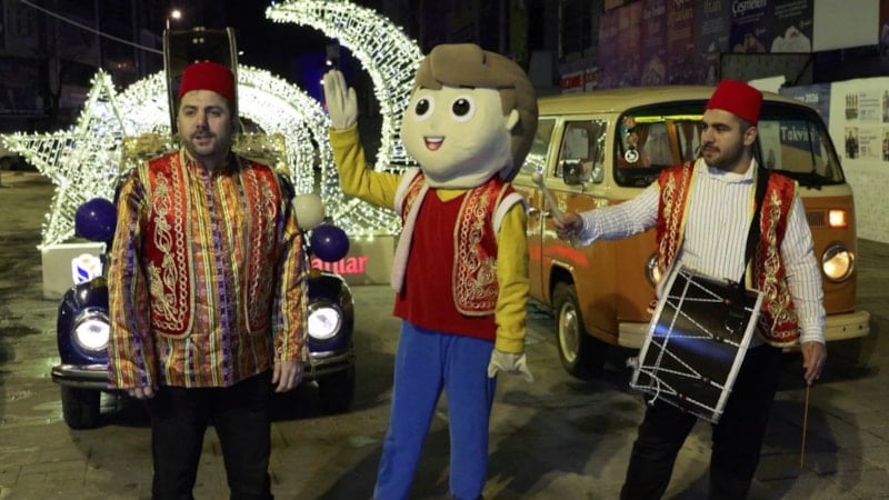 Ramazan Sahurunda Nostalgik Vosvoslar Eşliğinde Esenler Sokaklarında Davul ve Manilerle Sahura Uyanma Geleneği