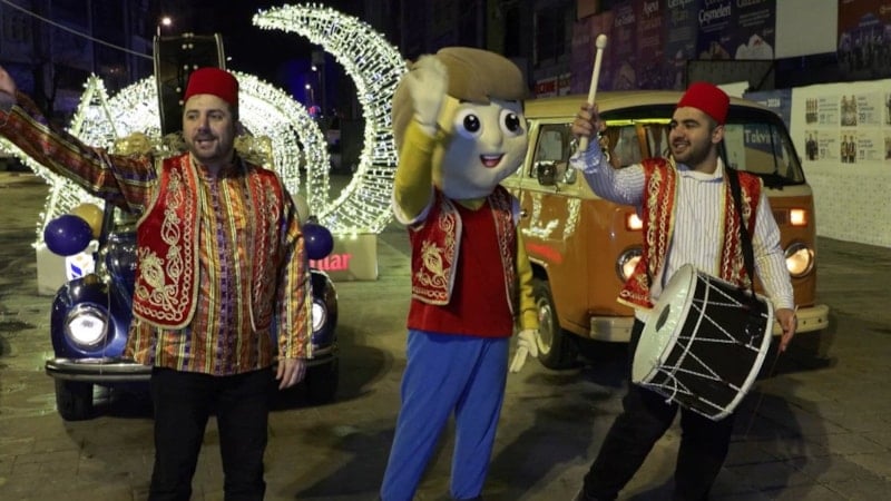 Ramazan Sahurunda Nostalgik Vosvoslar Eşliğinde Esenler Sokaklarında Davul ve Manilerle Sahura Uyanma Geleneği