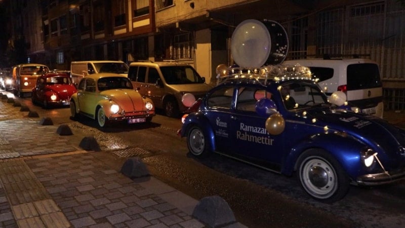 Ramazan Sahurunda Nostalgik Vosvoslar Eşliğinde Esenler Sokaklarında Davul ve Manilerle Sahura Uyanma Geleneği