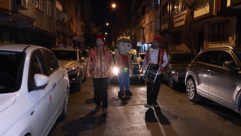 Ramazan Sahurunda Nostalgik Vosvoslar Eşliğinde Esenler Sokaklarında Davul ve Manilerle Sahura Uyanma Geleneği