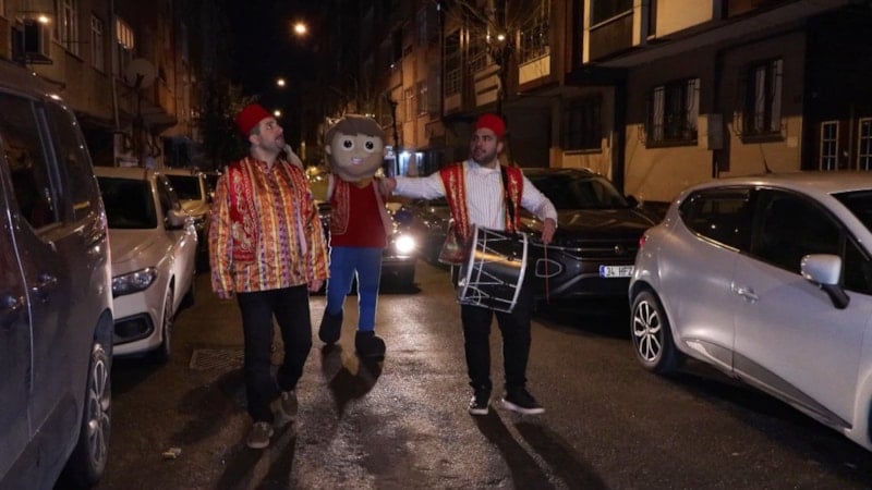 Ramazan Sahurunda Nostalgik Vosvoslar Eşliğinde Esenler Sokaklarında Davul ve Manilerle Sahura Uyanma Geleneği