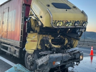 Kuzey Marmara Otoyolu'nda kamyon tıra çarptı, yol kapandı