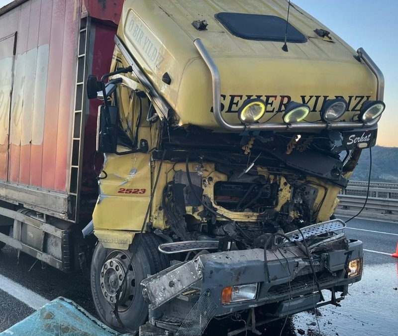 Kuzey Marmara Otoyolu'nda kamyon tıra çarptı, yol kapandı