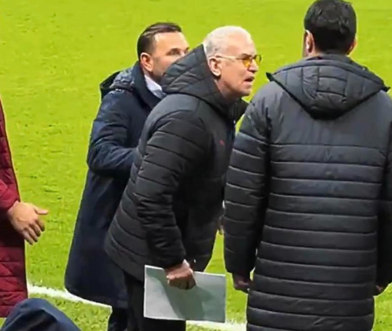 Okan Buruk'un gündem olan hareketi: Yardımcısını iterek dördüncü hakeme gönderdi