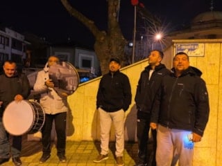 Bursa'da sokak sokak gezip, ilahi söyleyerek sahura kaldırdılar