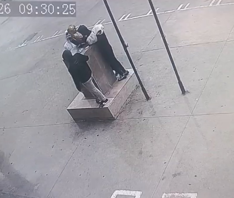 Adana'da Atatürk büstünü öğrenciler el birliği ile korudu