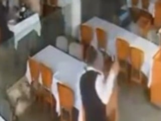 Antalya'da panik anları: Dalgalar balık lokantasına bastı