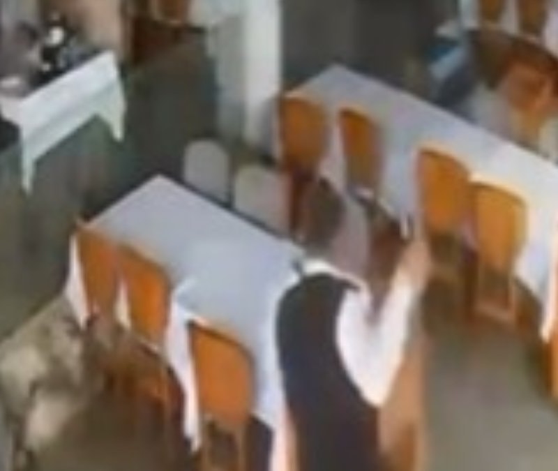 Antalya'da panik anları: Dalgalar balık lokantasına bastı