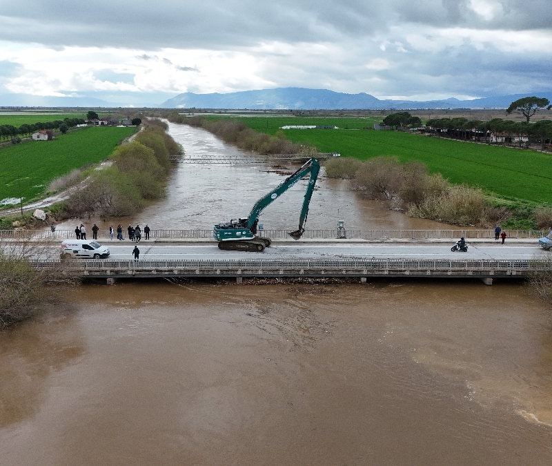 Büyük Menderes’te su seviyesi köprüye ulaştı