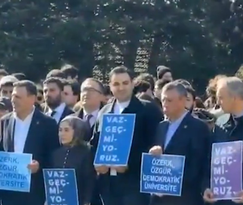 Özgür Özel, Boğaziçi Üniversitesi'nde dikilen akademisyenleri ziyaret etti