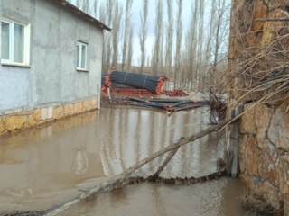 Sivas’ta kar suları taştı: Tarım arazileri göle döndü