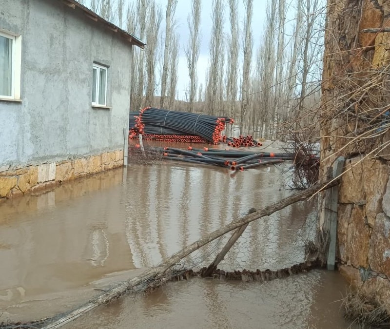 Sivas’ta kar suları taştı: Tarım arazileri göle döndü