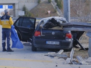Karaman'da bariyerlere saplanan otomobilde anne ve baba can verdi
