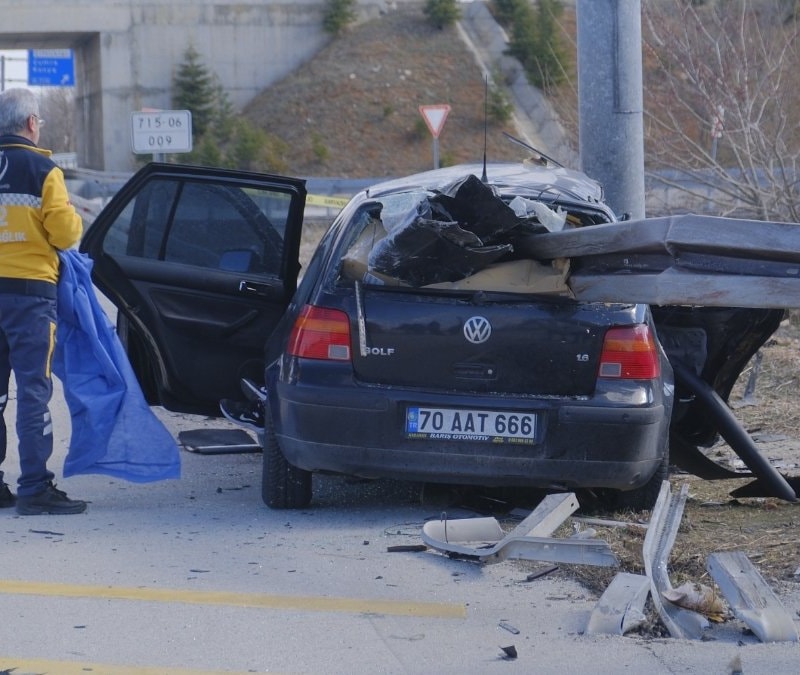 Karaman'da bariyerlere saplanan otomobilde anne ve baba can verdi