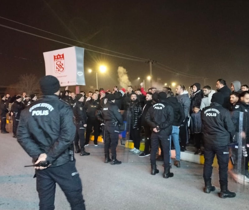 Sivasspor taraftarından tesislerde protesto!