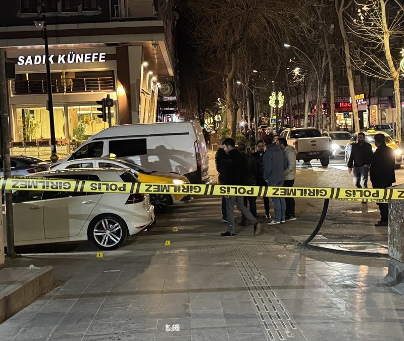 Diyarbakır'da silahlı kavgada biri yoldan geçen 2 kişi yaralandı