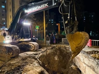 Mersin'de dere üzerindeki köprü kısmen çöktü