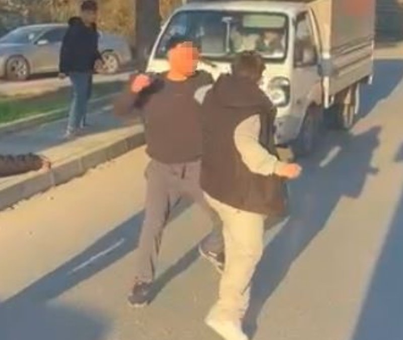 İstanbul'da trafikte yumruklu kavga kamerada: Cadde boks ringine döndü