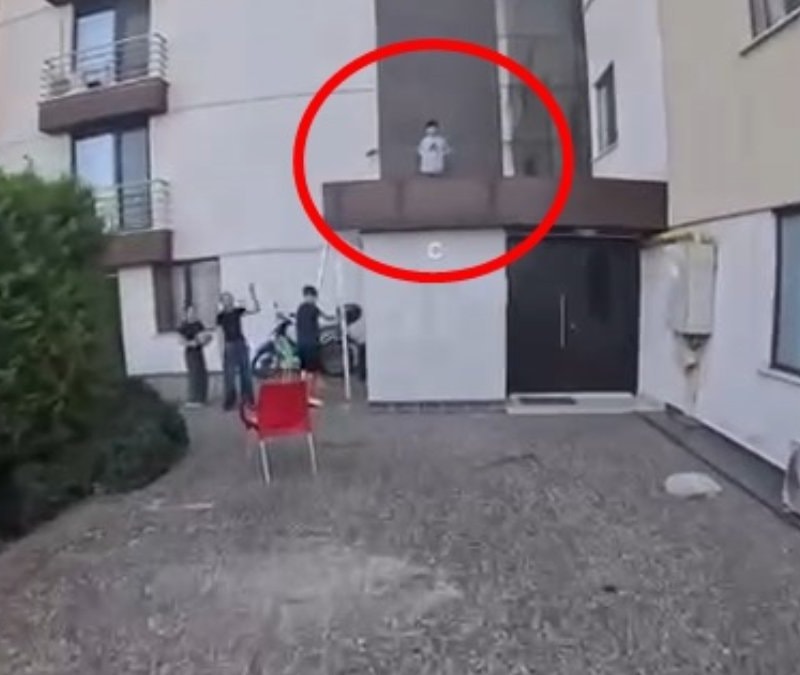 Bursa'da önce siparişini teslim etti, sonra damdaki çocuğu kurtardı