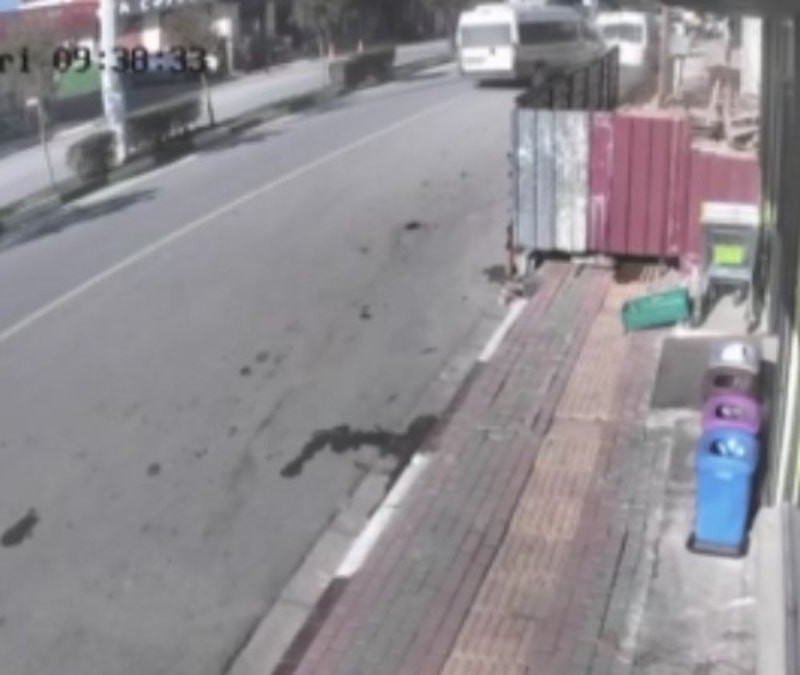 Hatay'da park halindeki minibüse çarptı: 2 yaralı