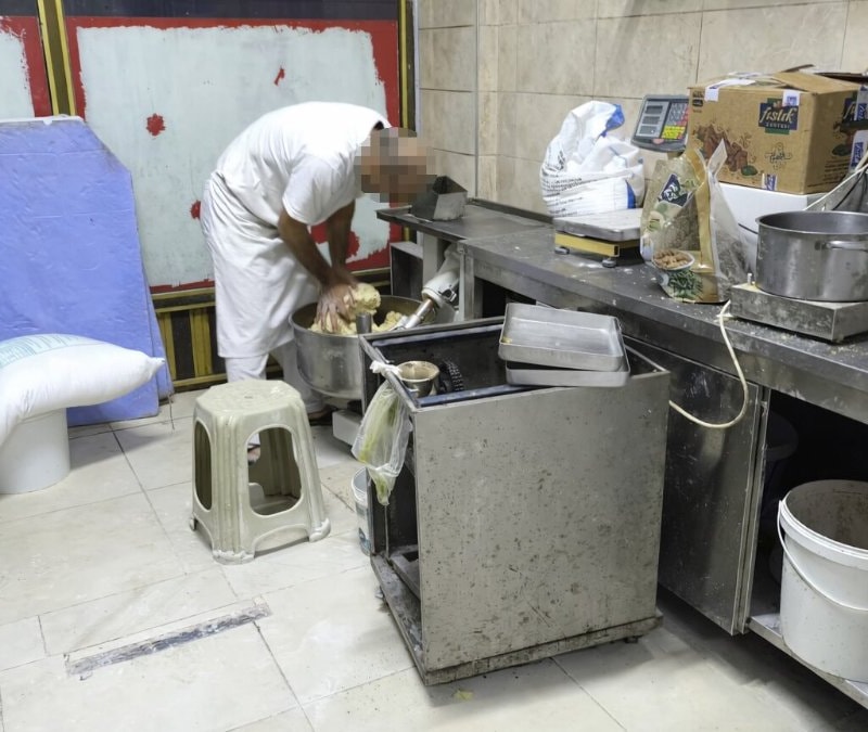 Sakarya'da tatlıcı imalathanesinde mide bulandıran görüntüler: Hamuru ayağıyla yoğurdu