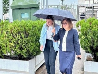 Fatma Şahin'in koruma polisini şemsiyesi altına aldığı anlar