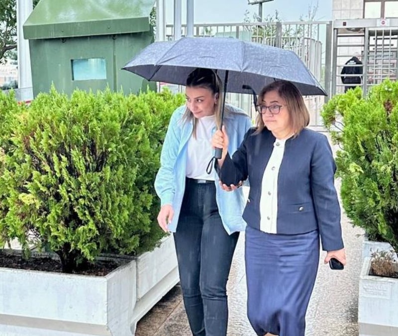 Fatma Şahin'in koruma polisini şemsiyesi altına aldığı anlar