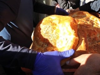 Antalya’da gizli hayırseverden günlük 750 pide ikramı