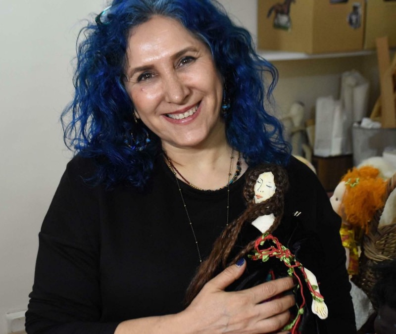 İzmir'de evlat hasretini bez bebeklerle dindirdi