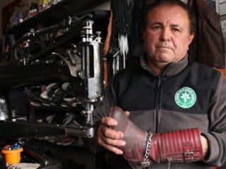 4 evladını okutan ayakkabı tamircisi baba, kız öğrencilerden ücret almıyor