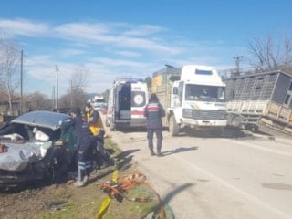 Sakarya’da tırla çarpışan otomobilin sürücüsü hayatını kaybetti