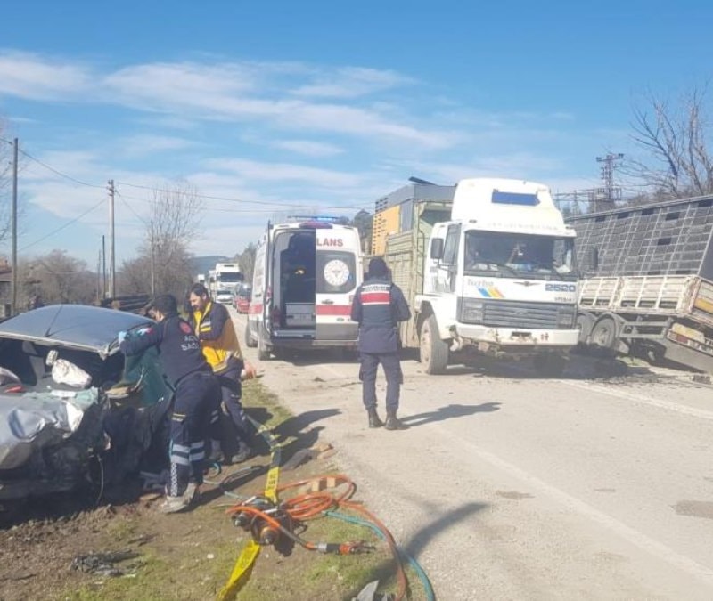 Sakarya’da tırla çarpışan otomobilin sürücüsü hayatını kaybetti