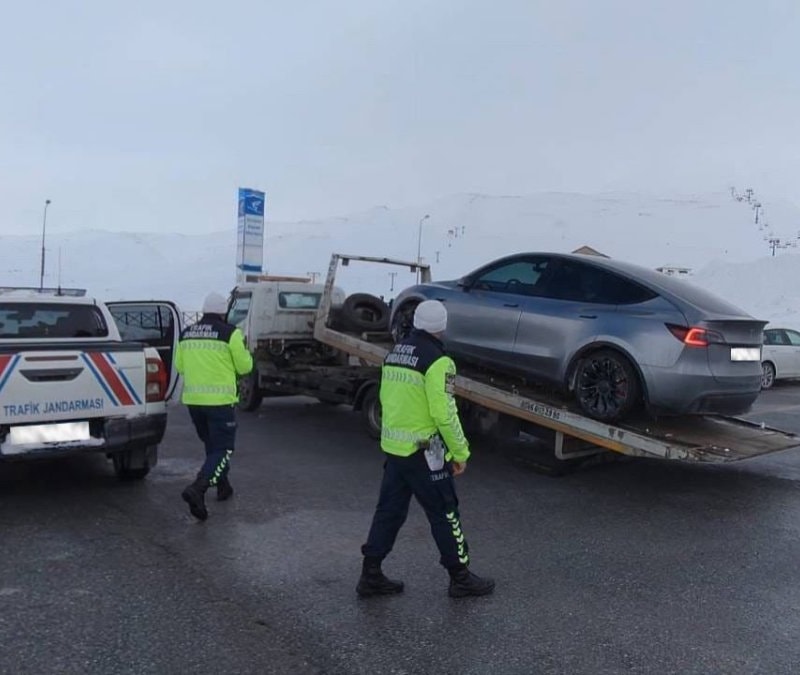 Kayseri'de kayak merkezinin otoparkında aracı ile drift atan sürücüye ceza kesildi