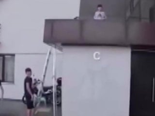 Bursa'da siparişe giden kurye, çatıda mahsur kalan çocuğu kurtardı